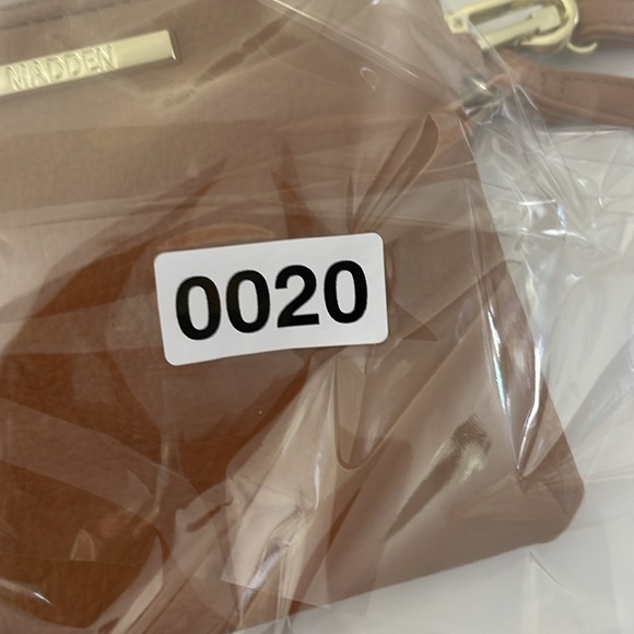 NWOT Steve Madden wristlet with removable strap and change purse with keychain. - Picture 11 of 11